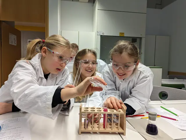 Die Kinder hatten viel Spaß beim Chemieunterricht.