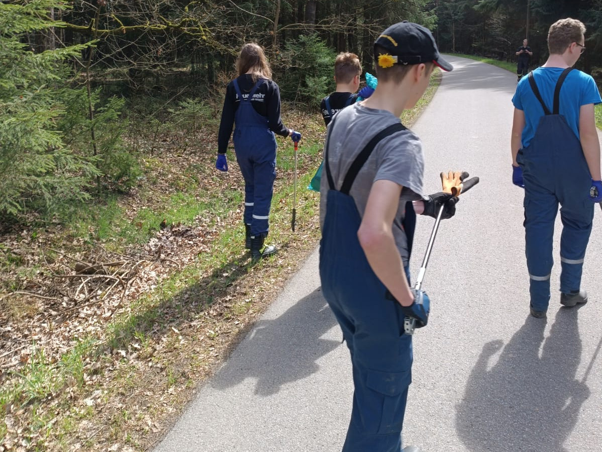 Auch die Jugend der Feuerwehr Nittenau unterstützte bei der Aktion.