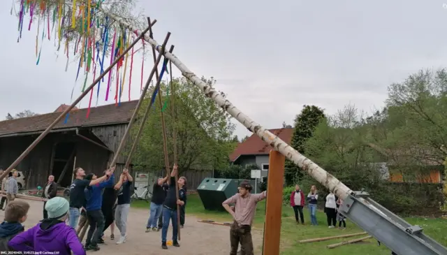 Maibaumaufstellen in Neuhaus