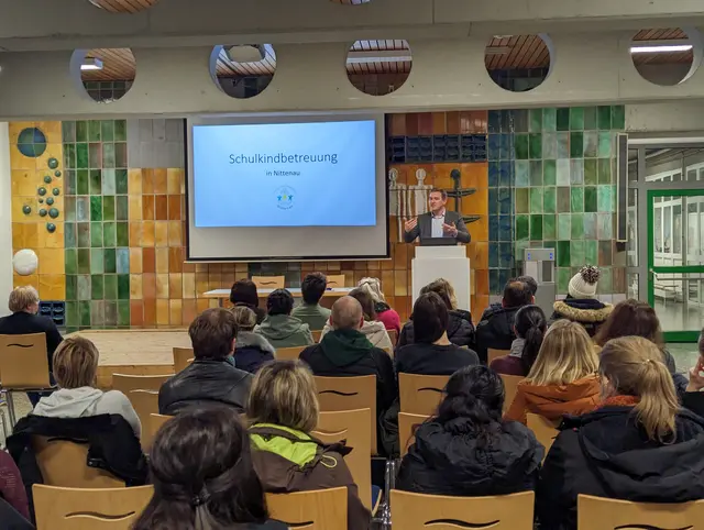 Bürgermeister Benjamin Boml klärt über den Betreuungsbedarf an Schulen auf.