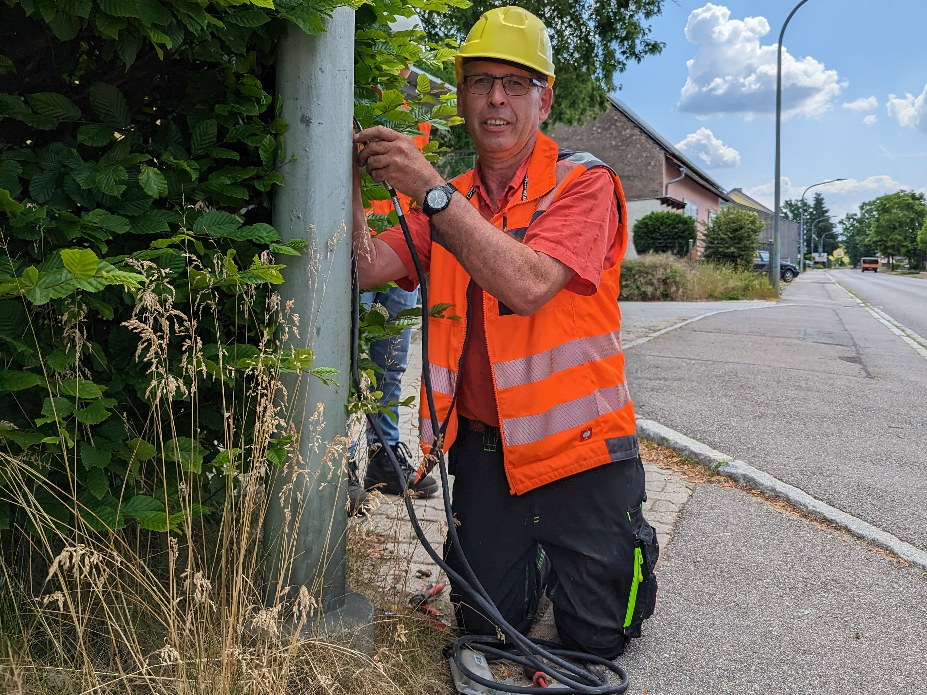 Karl Matok bei der Umrüstung einer Straßenlaterne.