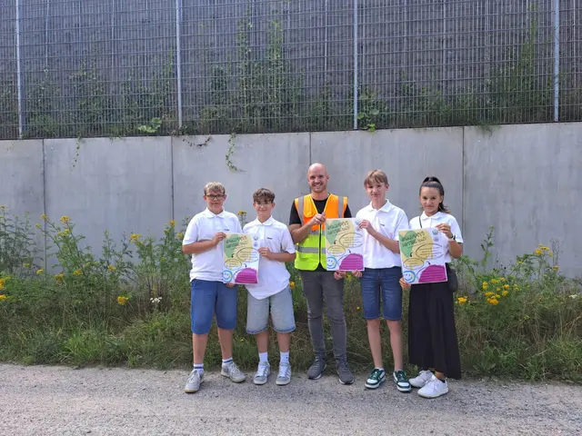 Die Mitglieder des Jugendparlaments und Operations Manager Tobias Paroth planen derzeit die Einweihung der Graffitiwand.