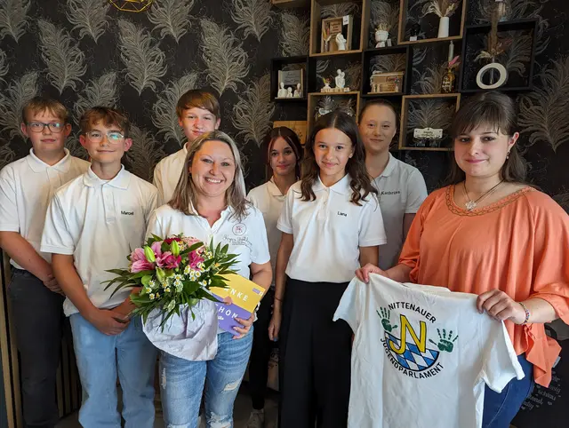 Die Jugendlichen und Jupa-Beauftragte Carmen Heller (rechts) bedankten sich bei Katharina Wächter (vorne mit Blumenstrauß) für die großzügige Unterstützung.