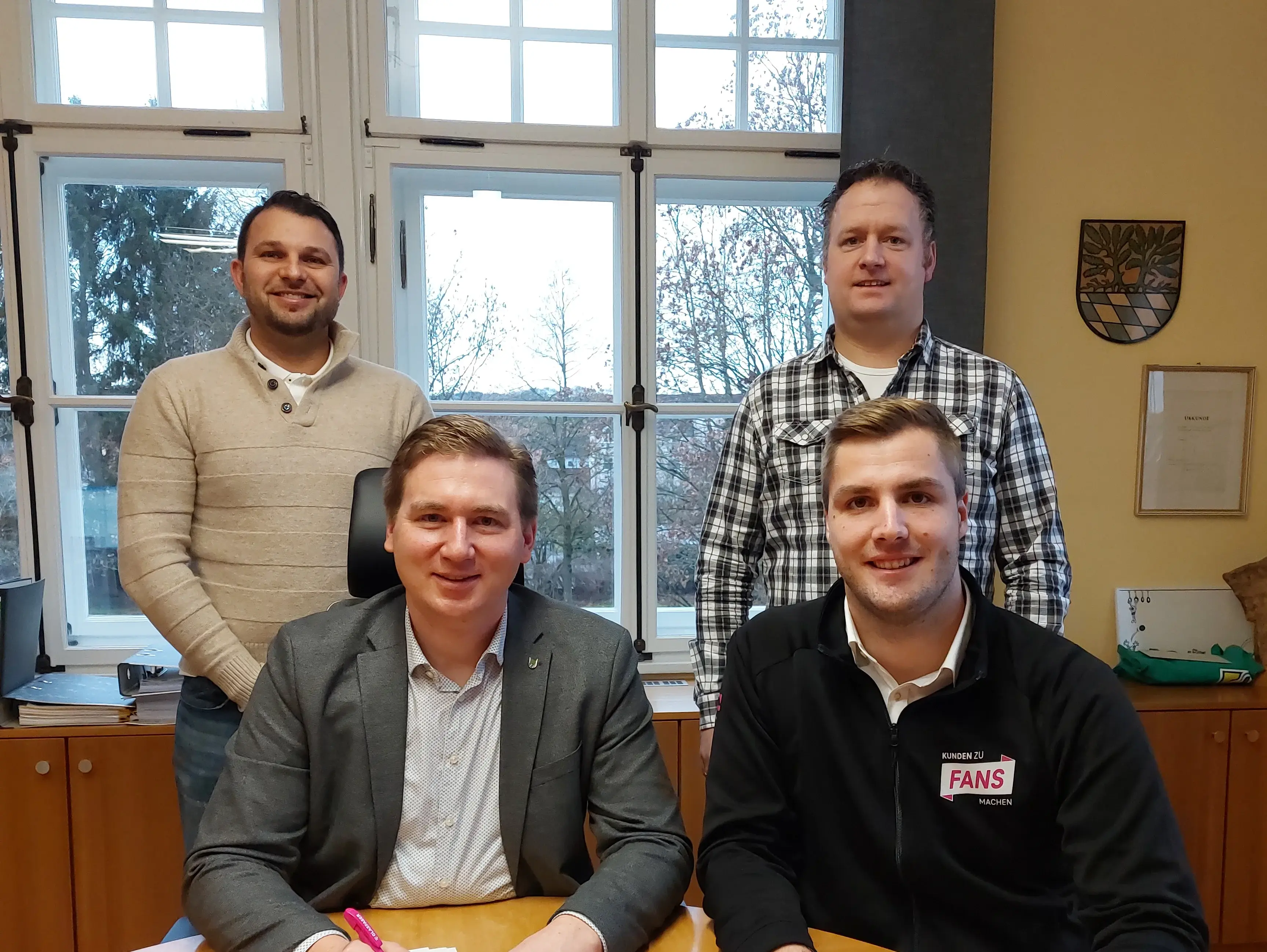 Geschäftsleiter Josef Kaml, Erster Bürgermeister Benjamin Boml, Eduard Maier von der Breitbandberatung Bayern GmbH, Account Manager der Telekom Deutschland Maximilian Schulz 