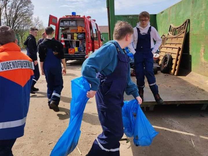 Die Jugendfeuerwehr Bergham packte tatkräftig mit an.