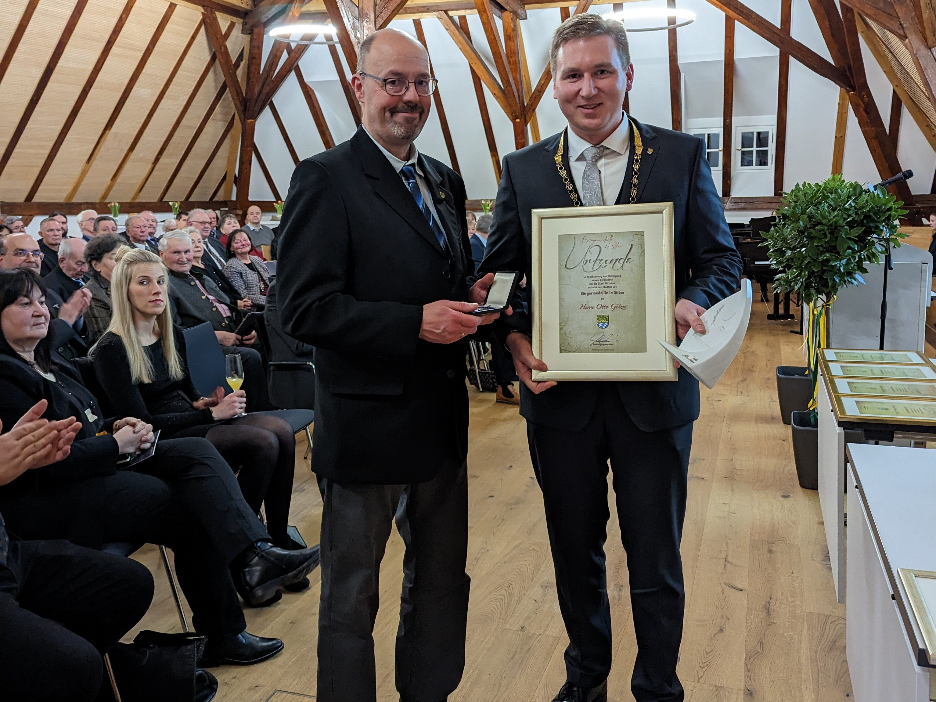 Otto Götzer jun. nahm stellvertretend für seinen Vater die Bürgermedaille in Silber entgegen.