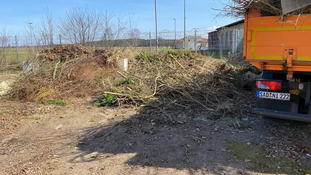 Falsche Entsorgung an der Grüngutannahmestelle in Bergham.