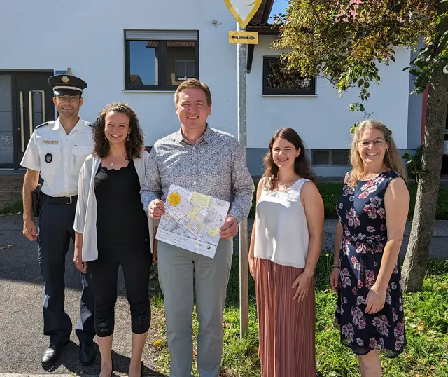 Leiter der Polizeistation Nittenau Bernhard Voith, Tamara Schmid vom Zweckverband Kommunale Verkehrssicherheit, Erster Bürgermeister Benjamin Boml, Projektleiterin Ramona Huf und Lehrkraft an der Mittelschule Nittenau Stephanie Hübschmann