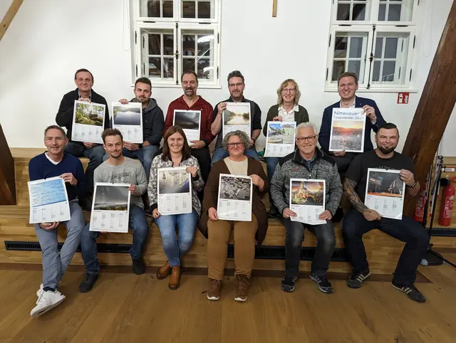 Die Fotografen: (vorne links) Hermann Stangl, Christian Grünauer, Stefanie Fünffinger, Beate Kidd, Heinz Hornik, Sandro Kocherscheidt, (hinten links) Roland Lückert, Maximilian Humps, Torsten Klein, Christian Greller, Ingrid Schindler, Benjamin Boml